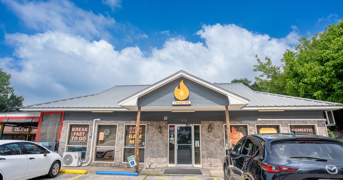 Exterior, front of restaurant, parking lot