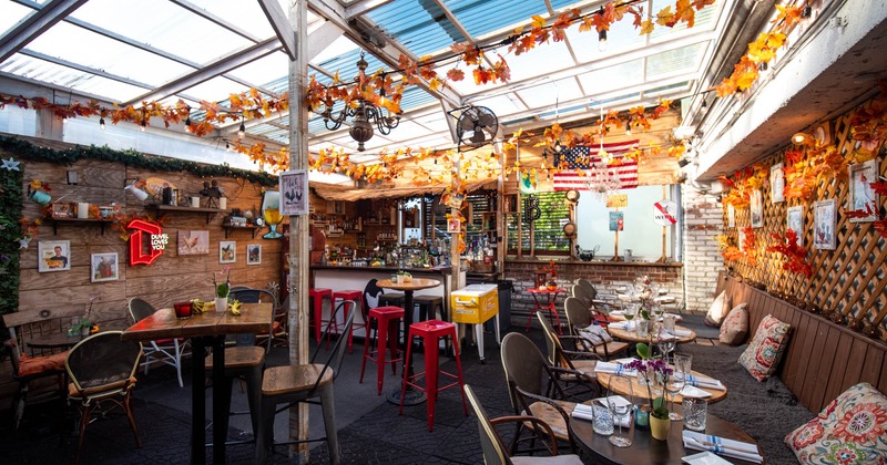 Seating space and bar, decor