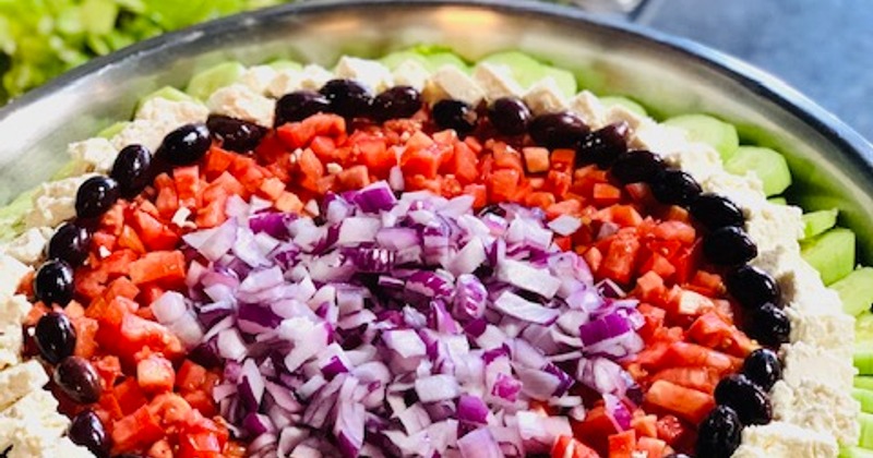 Salad with circularly arranged chopped vegetables