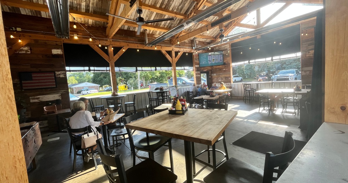 The outdoor patio area of Manny's Sports Tavern & Gril