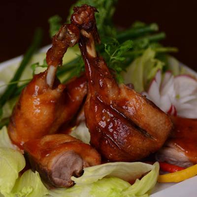 Honey duck served on lettuce with veggies.