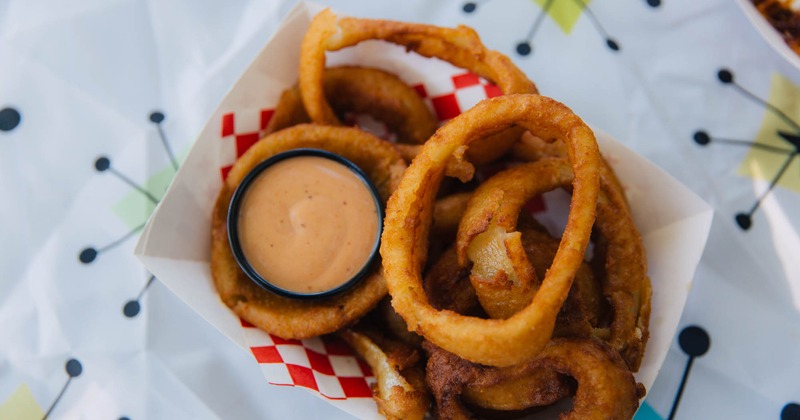 Onion rings with sauce on side