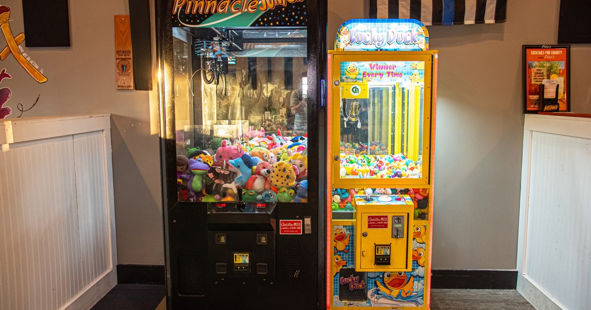 Arcade claw machines