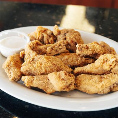 Fried chicken wings with dip