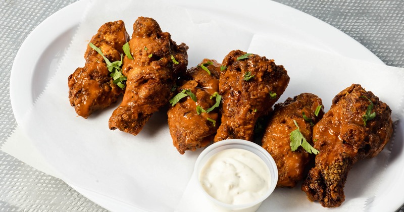 Fried chicken wings, with dressing