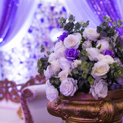 Bouquet of white and violet roses placed on a pedestal as room decoration
