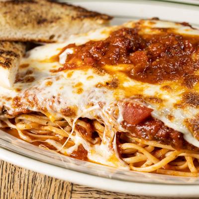 Chicken Parmesan with spaghetti and toasted bread