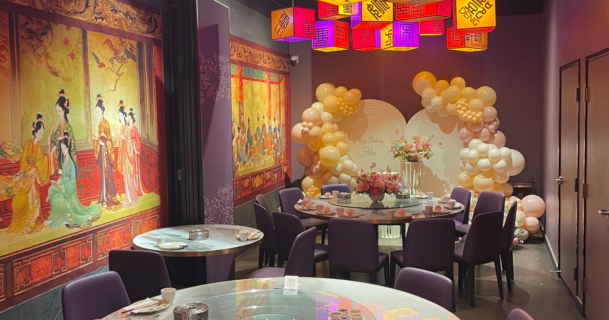 Private room accommodate up to 24 guests with 2 round tables