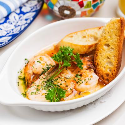 Sizzling garlic shrimp with toasted bread.