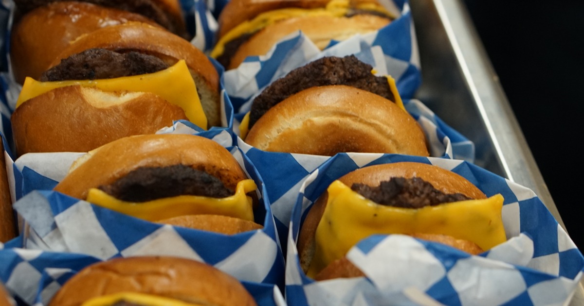 tray of cheesebrugers