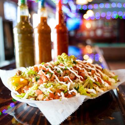 Chicken nachos with tomatoes, lettuce and mayo
