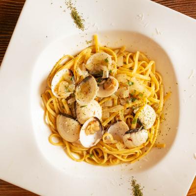 Clam pasta, top-down view.
