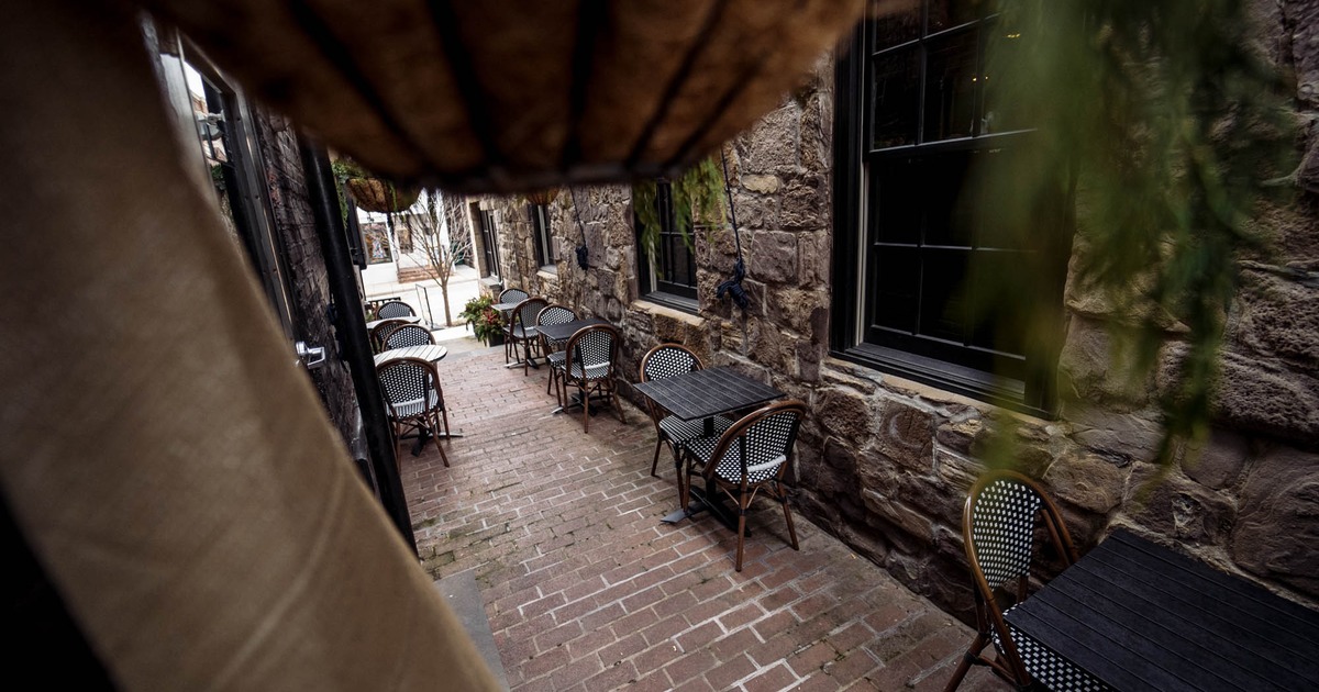 Seating area in a narrow passage