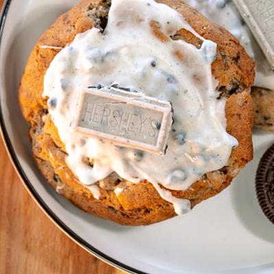Cookie with white chocolate cream.