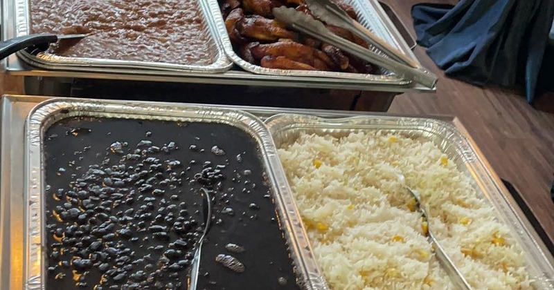 Food serving containers