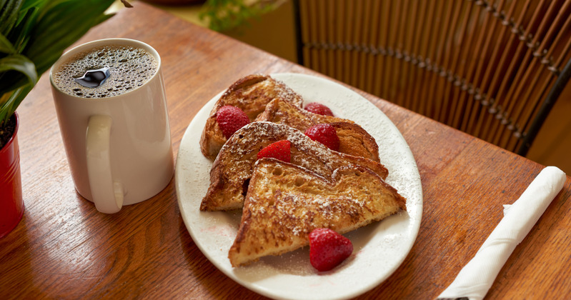 French toast with strawberries and powdered sugar