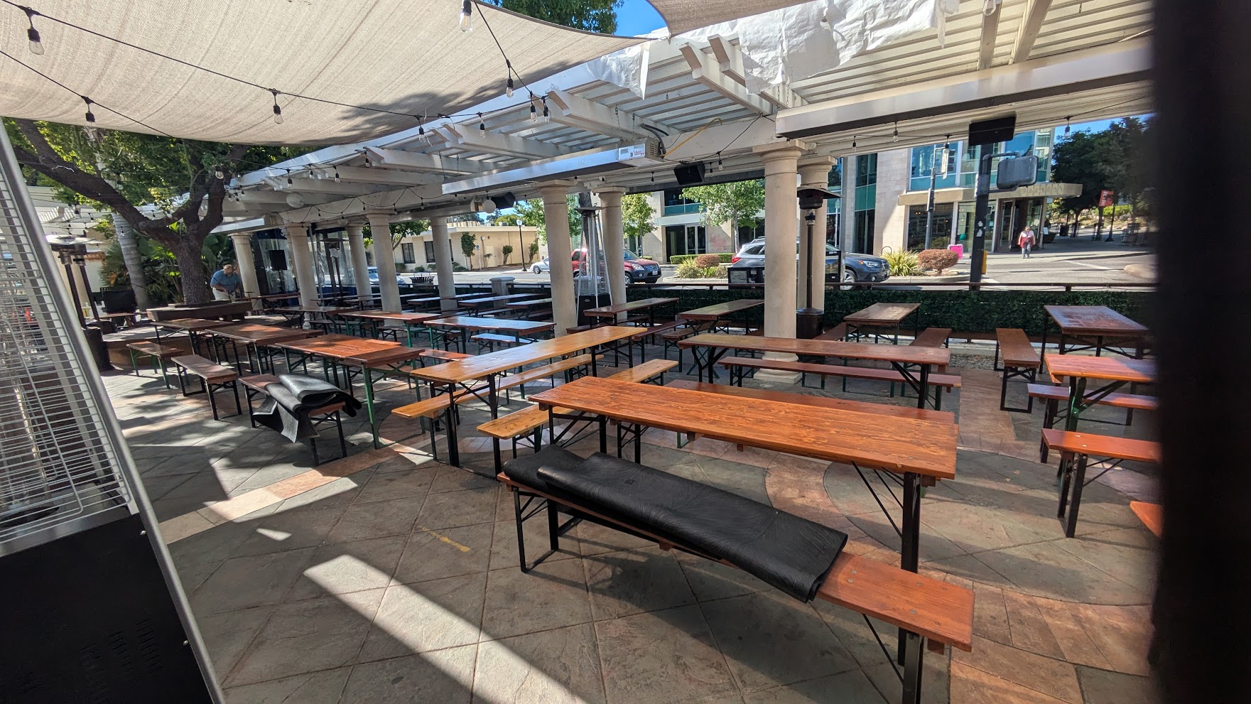 Main patio of Frau Ludwigs Biergarten waiting for reservations