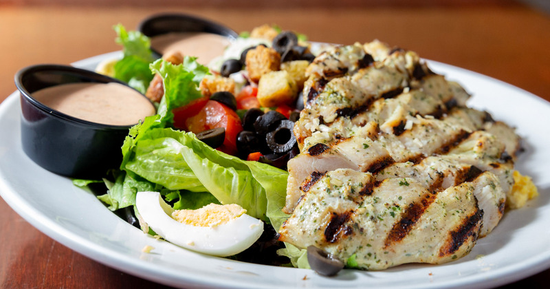 Grilled chicken with vegtables and dip
