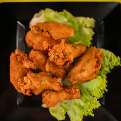 Crispy fried chicken wings served over lettce leaves.
