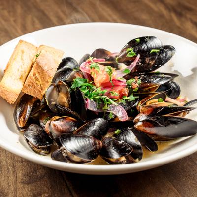 Mussels with chunky plum tomatoes, onions, parsley, garlic, toasted crostini.