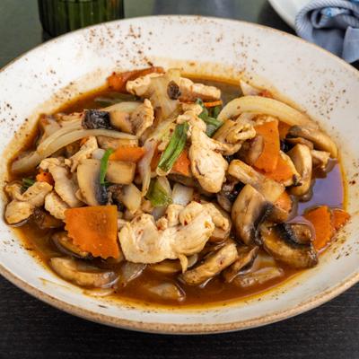 Chicken, mushrooms, carrots and onion stir fried with roasted chili sauce.