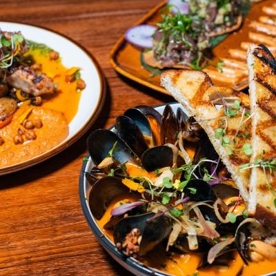 Mussels and grilled sourdough.