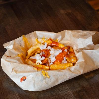 Chili fries topped with diced onions.