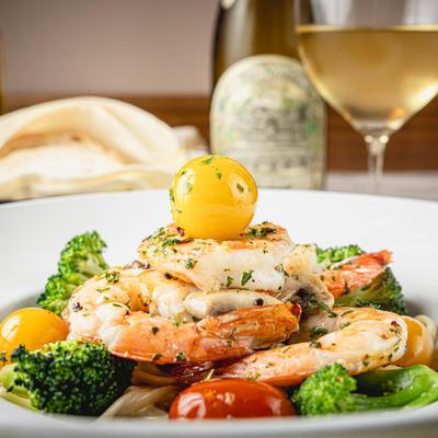 Spaghetti pasta, grilled shrimp, broccoli, tomatoes, and mushrooms.