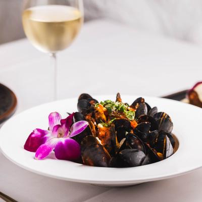 Steamed mussels in tomato sauce.
