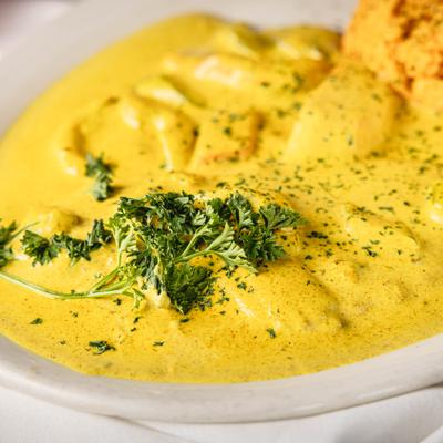 Chicken breast in creamy curry sauce with rice.