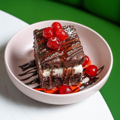 The warm chocolate cake.