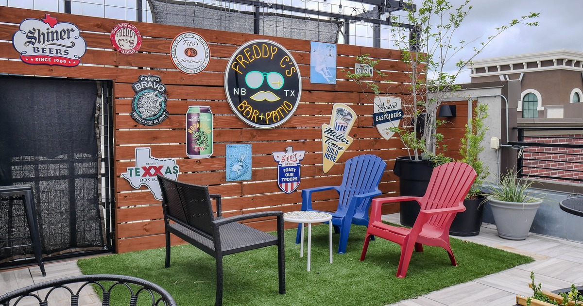 Exterior, lounge area