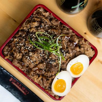 Sliced beef with jalapeno sauce.