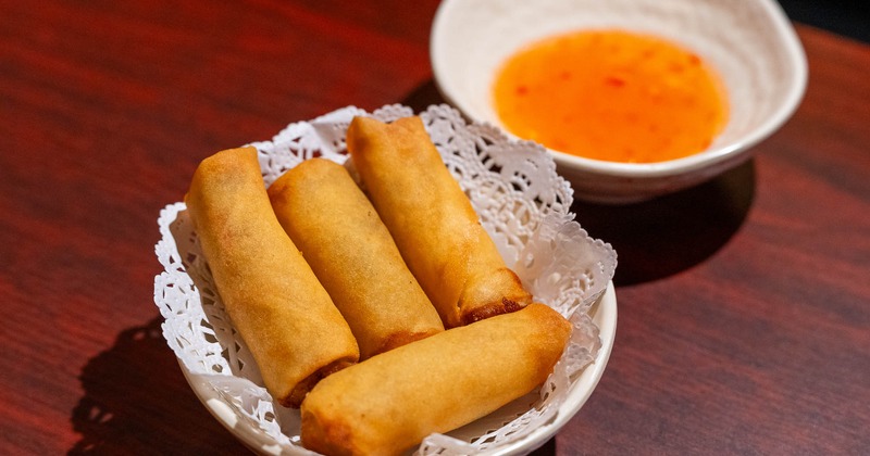 Spring roll with dip