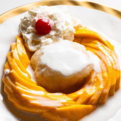 Sweet sticky rice with mango.