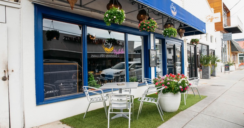 Exterior, table for four