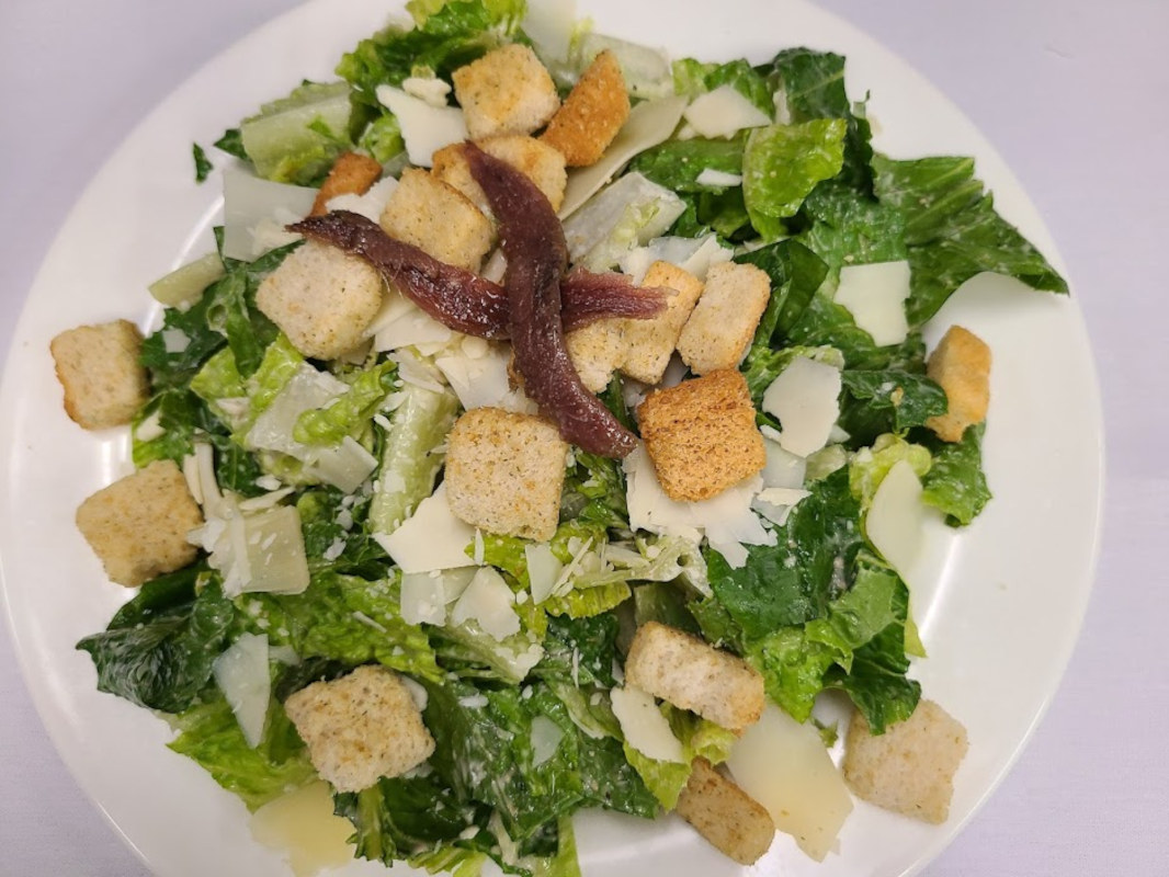 Mixed green salad with sliced bread