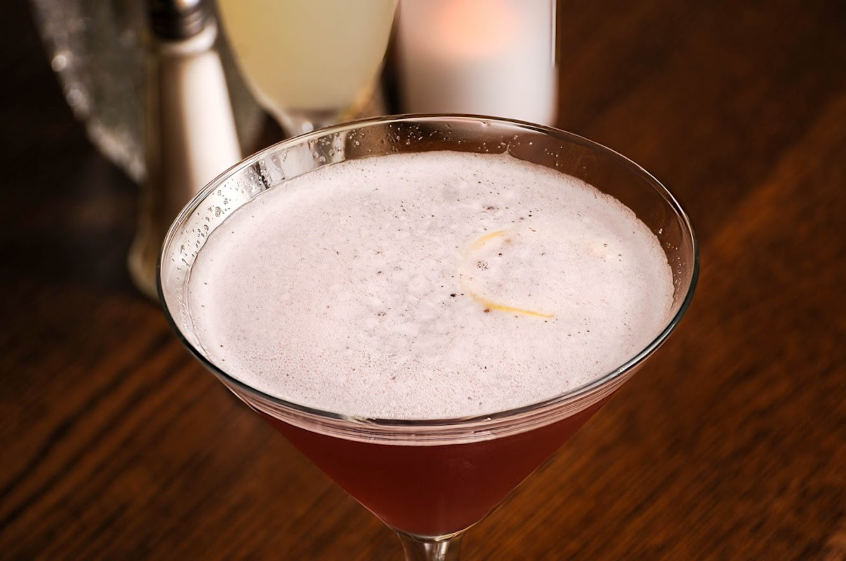 A cocktail glass closeup