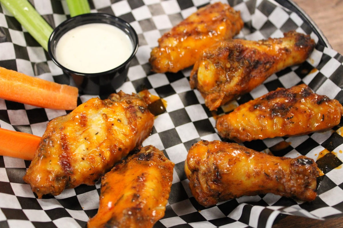 Chicken wings with celery, carrots and a dip