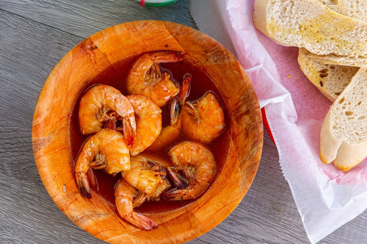Shrimps with sauce, bread on the side