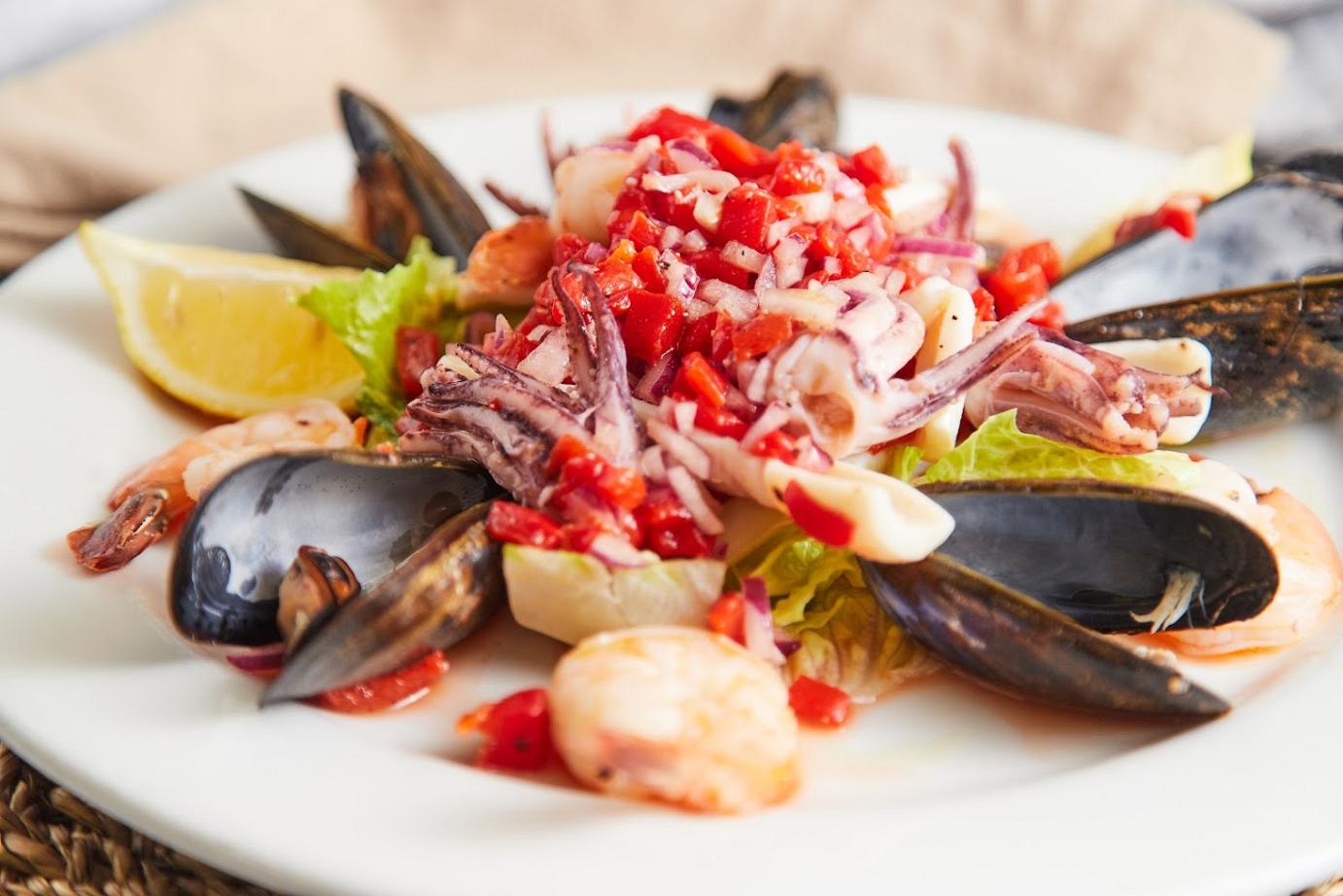 Clams and salad with vegetables