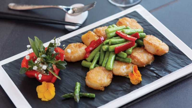 Seafood dinner options include sea scallops with sautéed asparagus and bell pepper.