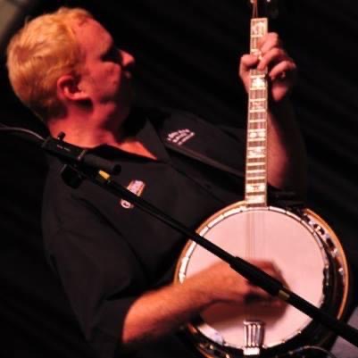 Photo of Pat Quinn plaing a banjo