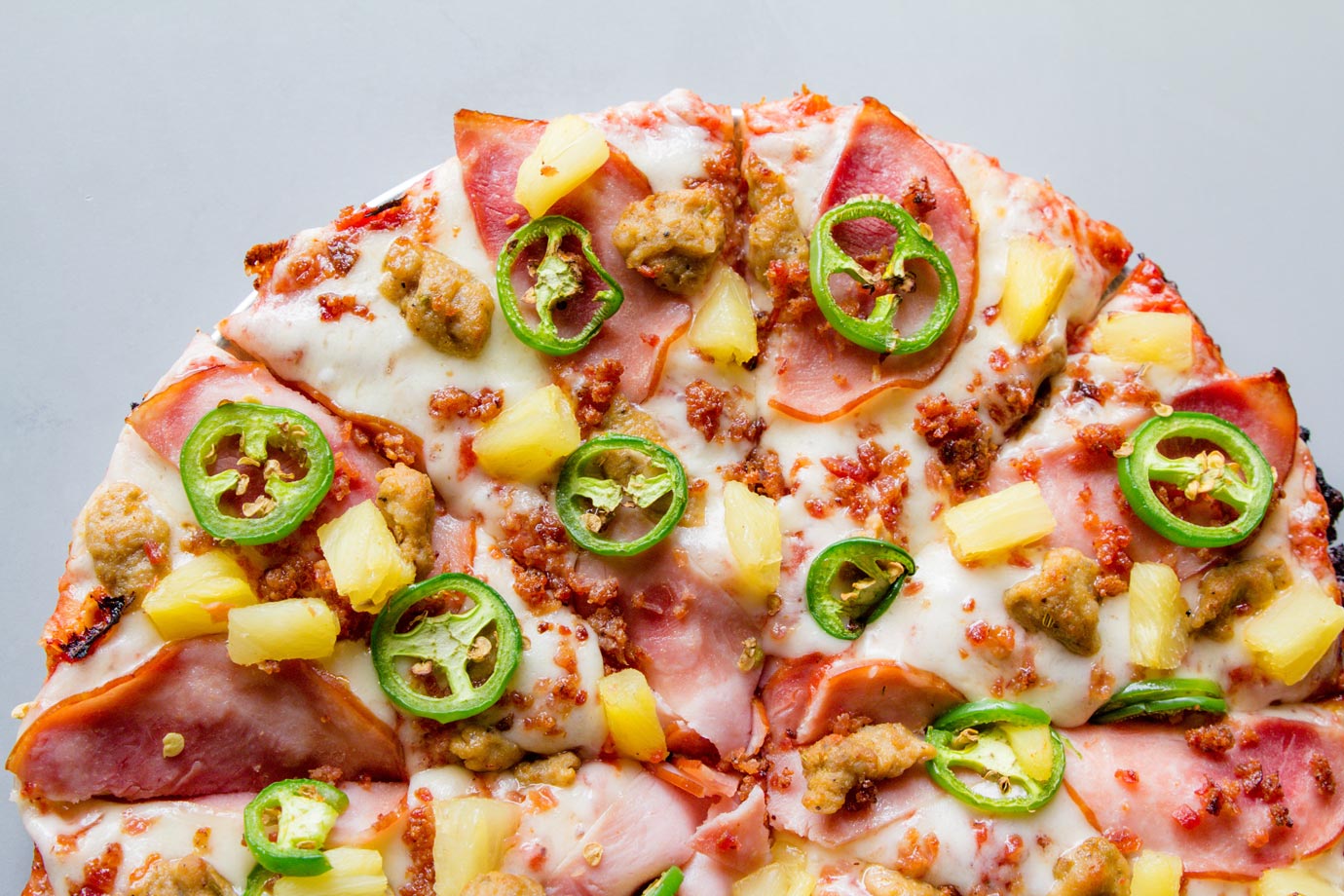 Ham and pepper pizza, extreme closeup