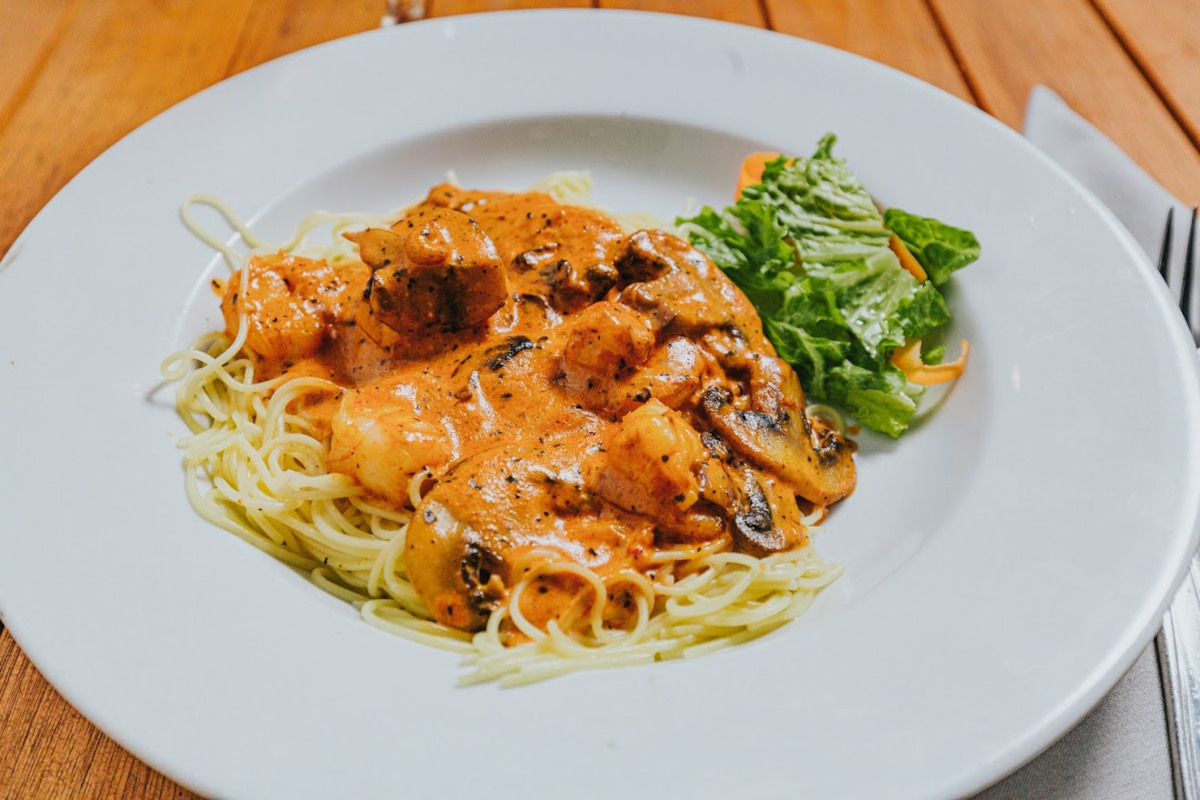 Spaghetti with sauce and mushrooms