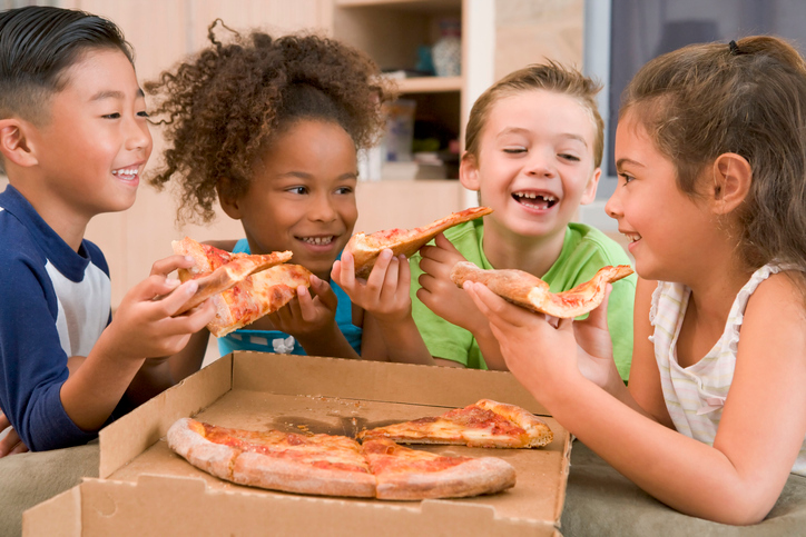 Children eating a pizza