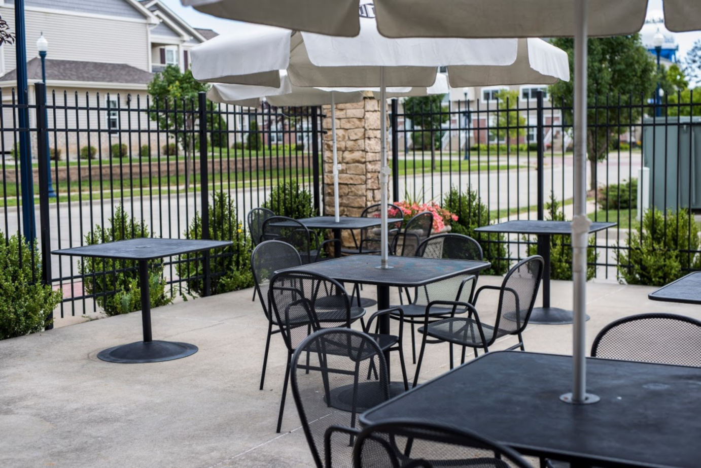 Exterior, tables oitside