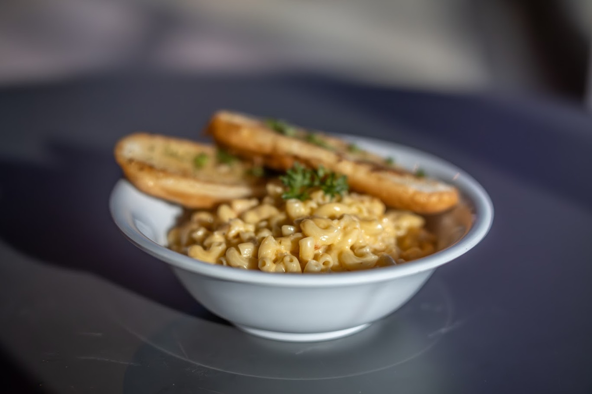 Lobster Mac and Cheese with garlic bread