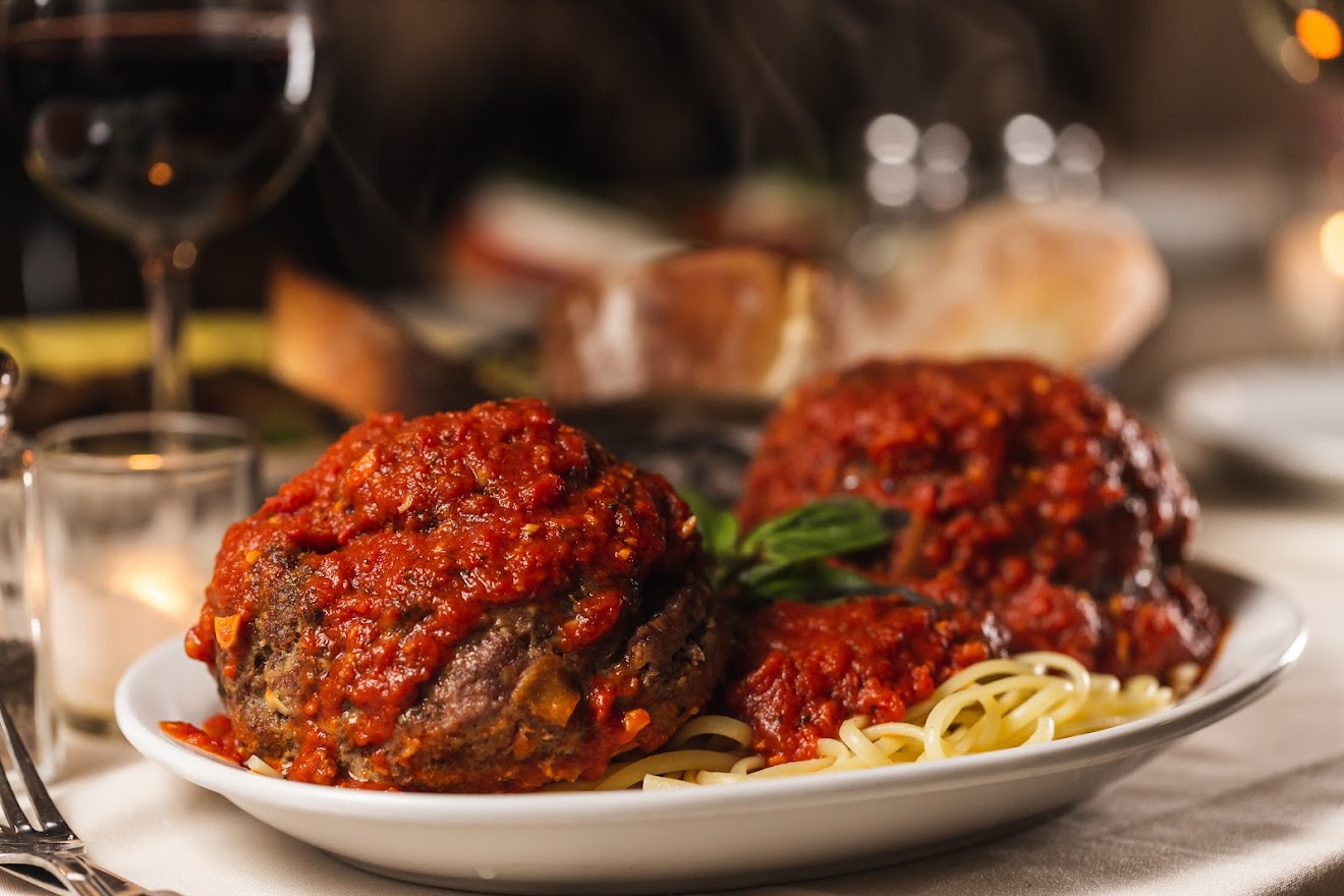 Meatballs with spaghetti and tomato sauce