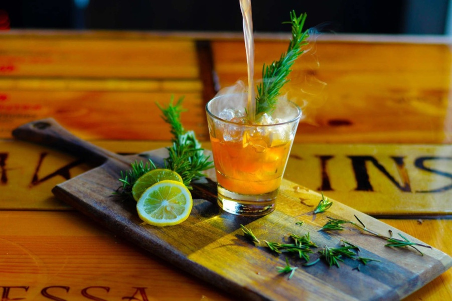 coctail with rosemary with lime